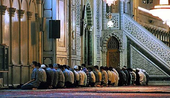 Muslim prayer in Damascus by Dr. Ondřej Havelka (cestovatel), Creative Commons Attribution-Share Alike 4.0